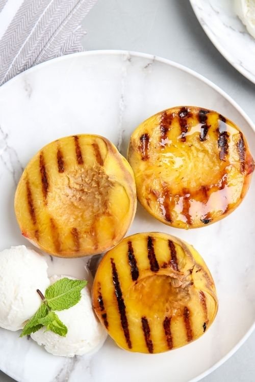 Grilled Peaches With Honey and Cream