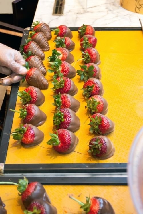 Keto Chocolate-Dipped Strawberries